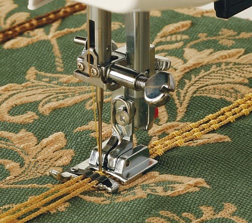 Лапка для пришивания шнура с 3 направляющими для машин с вертикальным челноком