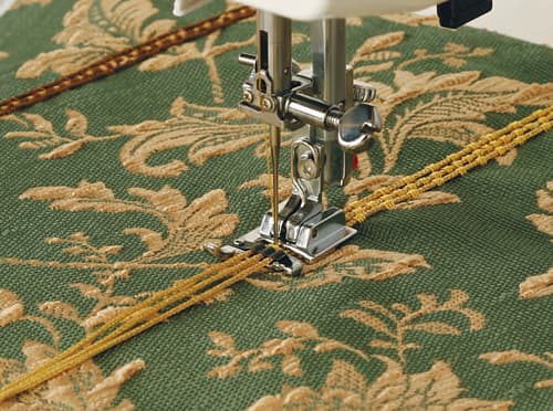 Лапка для пришивания шнура с 3 направляющими для машин с горизонтальным челноком