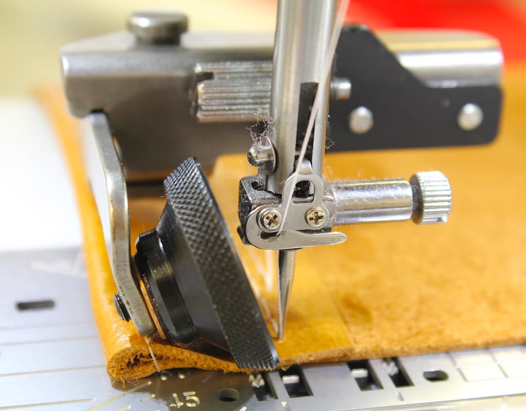 Лапка с роликом для кожи и винила (для машин с шириной строчки 9 мм) - фото №2