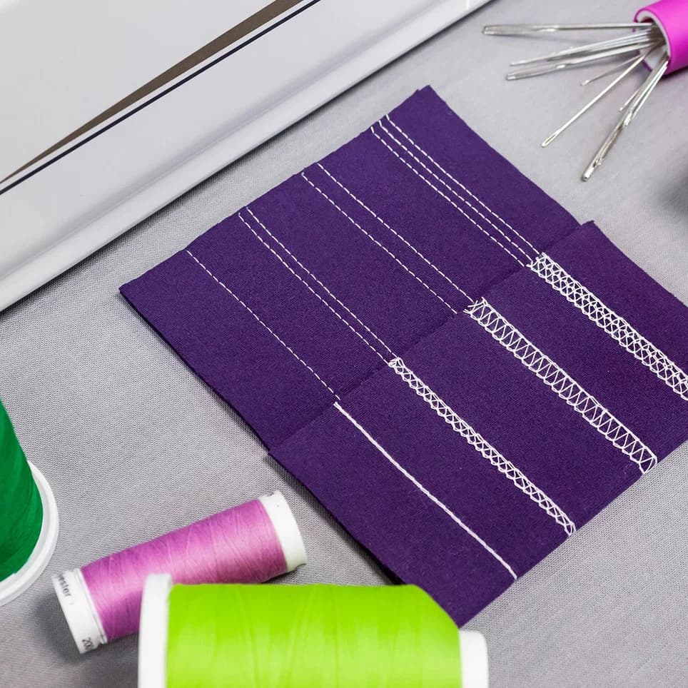 3-х игольная 4-х ниточная плоскошовная машина Janome CoverPro II - фото №10