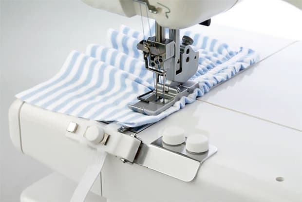 Набор лапок и расширительный столик для Janome CoverPro - фото №4